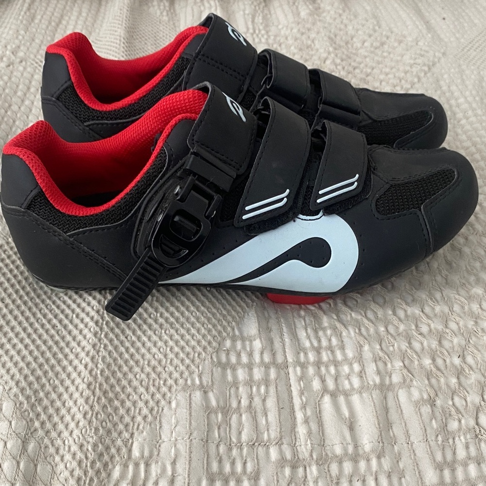 Peloton adult cycling shoes Black and Red Sneakers size 39